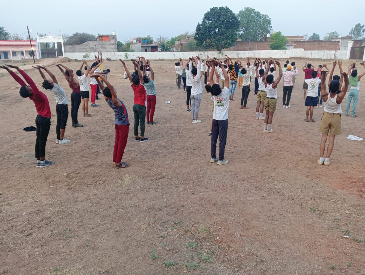 आर्य समाज महाराजपुर द्वारा आयोजित सात दिवसीय आर्य वीर दल शिविर के पांचवें दिन प्रातः के सत्र में आर्य वीरों को योगासन एवं ‌व्यायाम कराया गया।