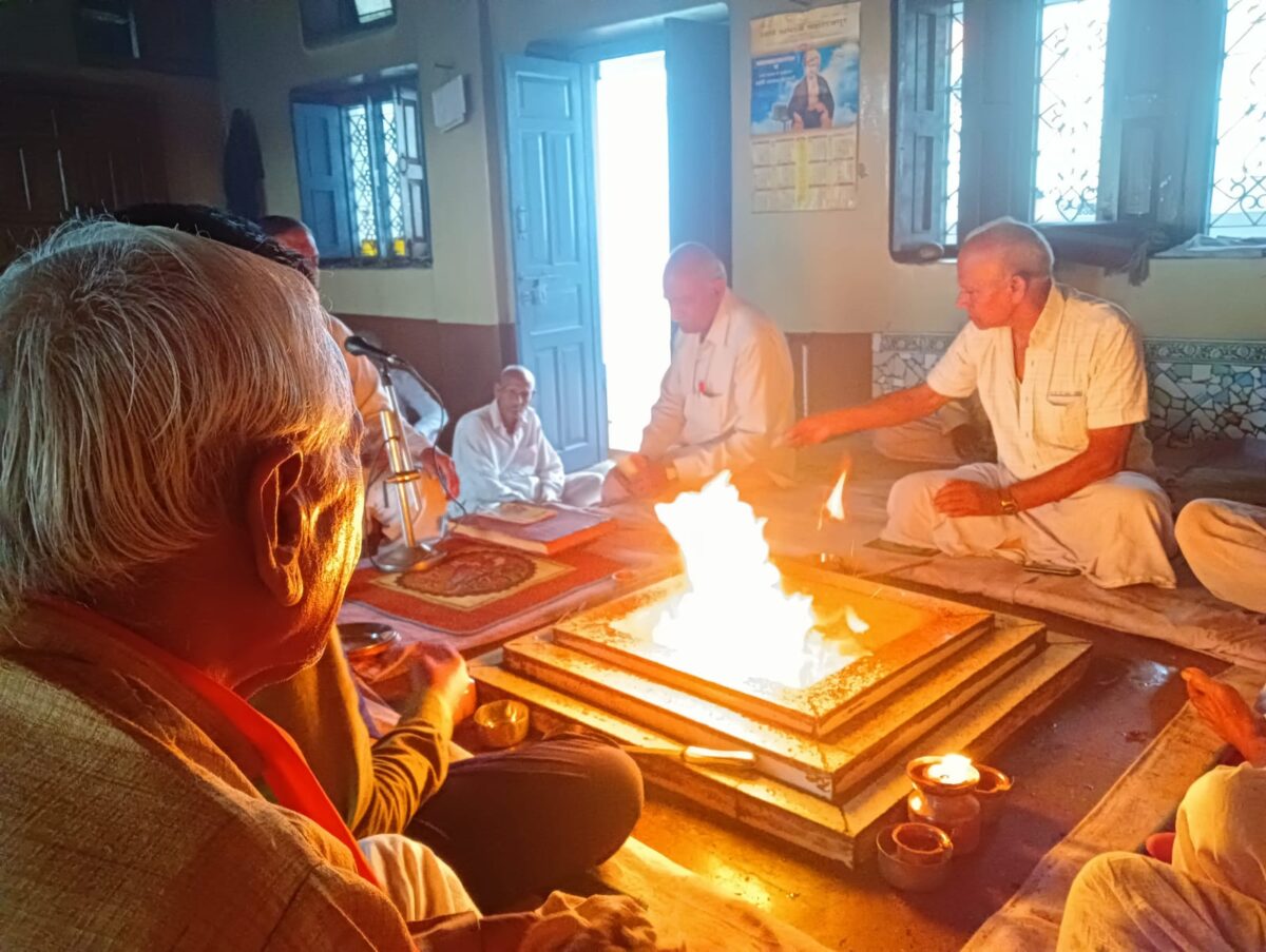 आर्य समाज महाराजपुर में साप्ताहिक सत्संग के अंतर्गत वैदिक यज्ञ सम्पन्न हुआ, तत्पश्चात विभिन्न वक्ताओं ने विचार व्यक्त किए। शांति पाठ के बाद कार्यक्रम पूर्ण हुआ।